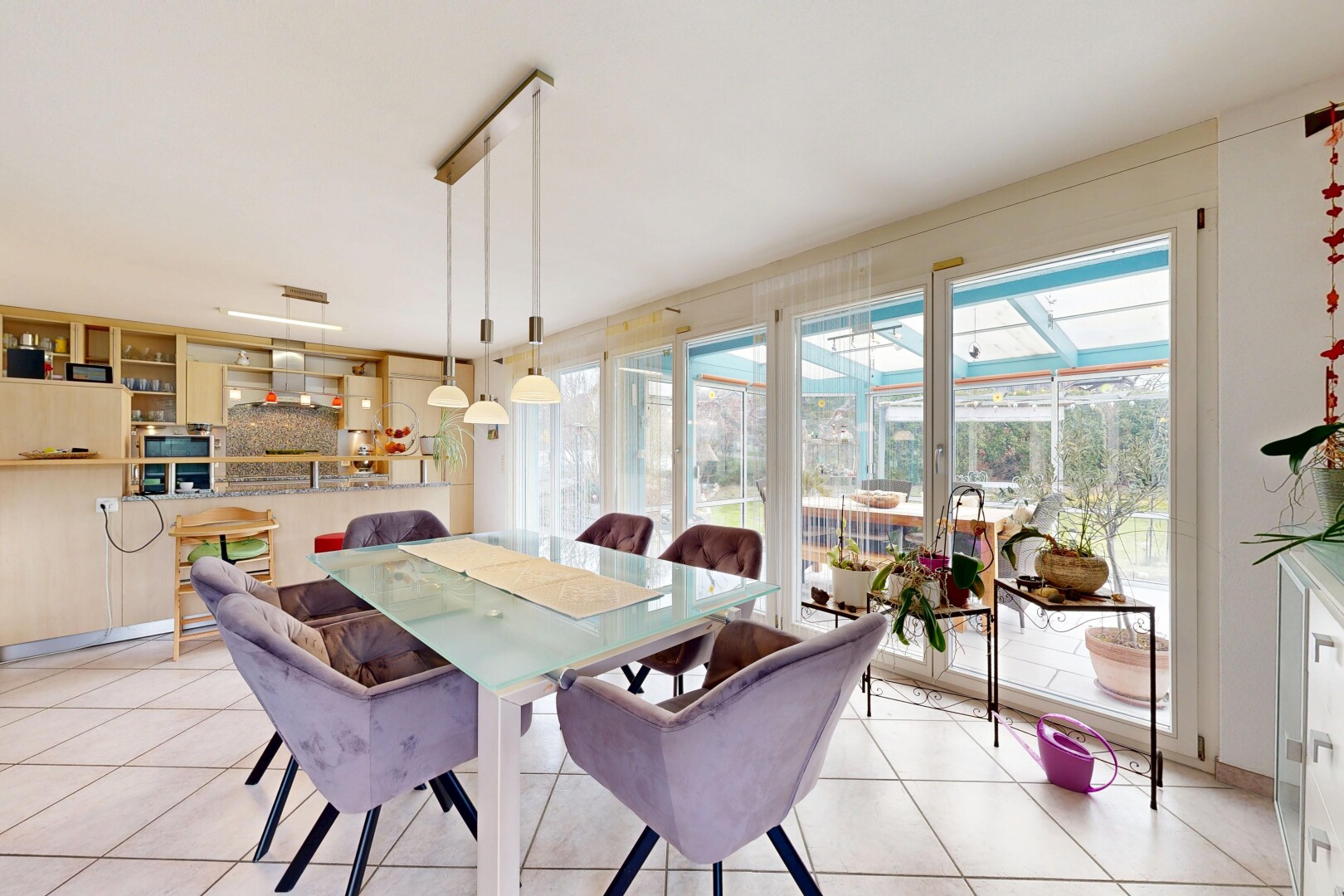 salle à manger avec inside property, lumière naturelle, natural light, sol en carrelage, et tile floor