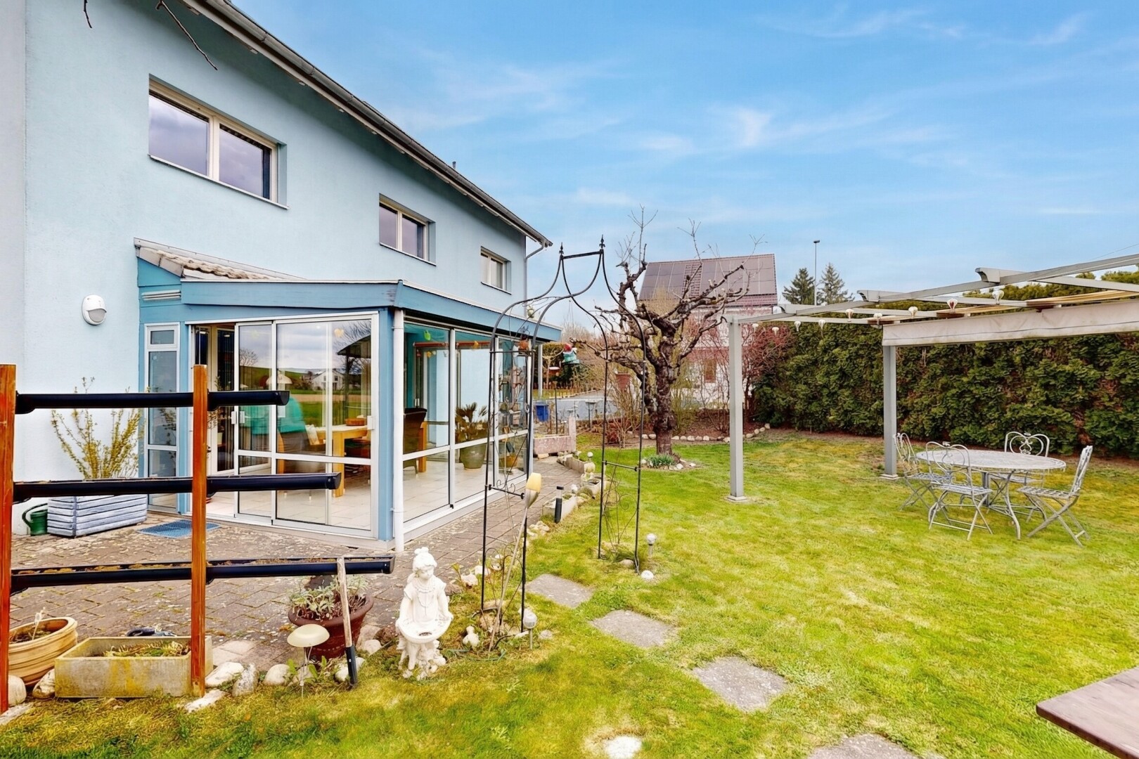 jardin avec from property, véranda, et pelouse