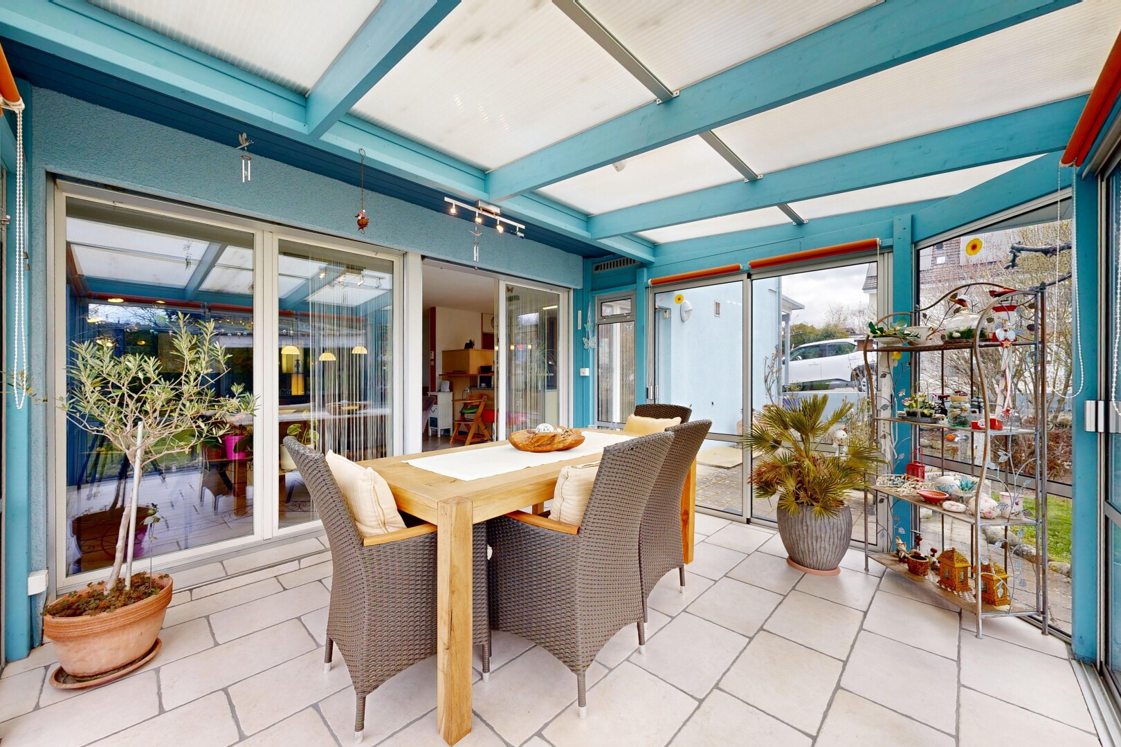 salle à manger avec véranda, lumière naturelle, natural light, sol en carrelage, et tile floor
