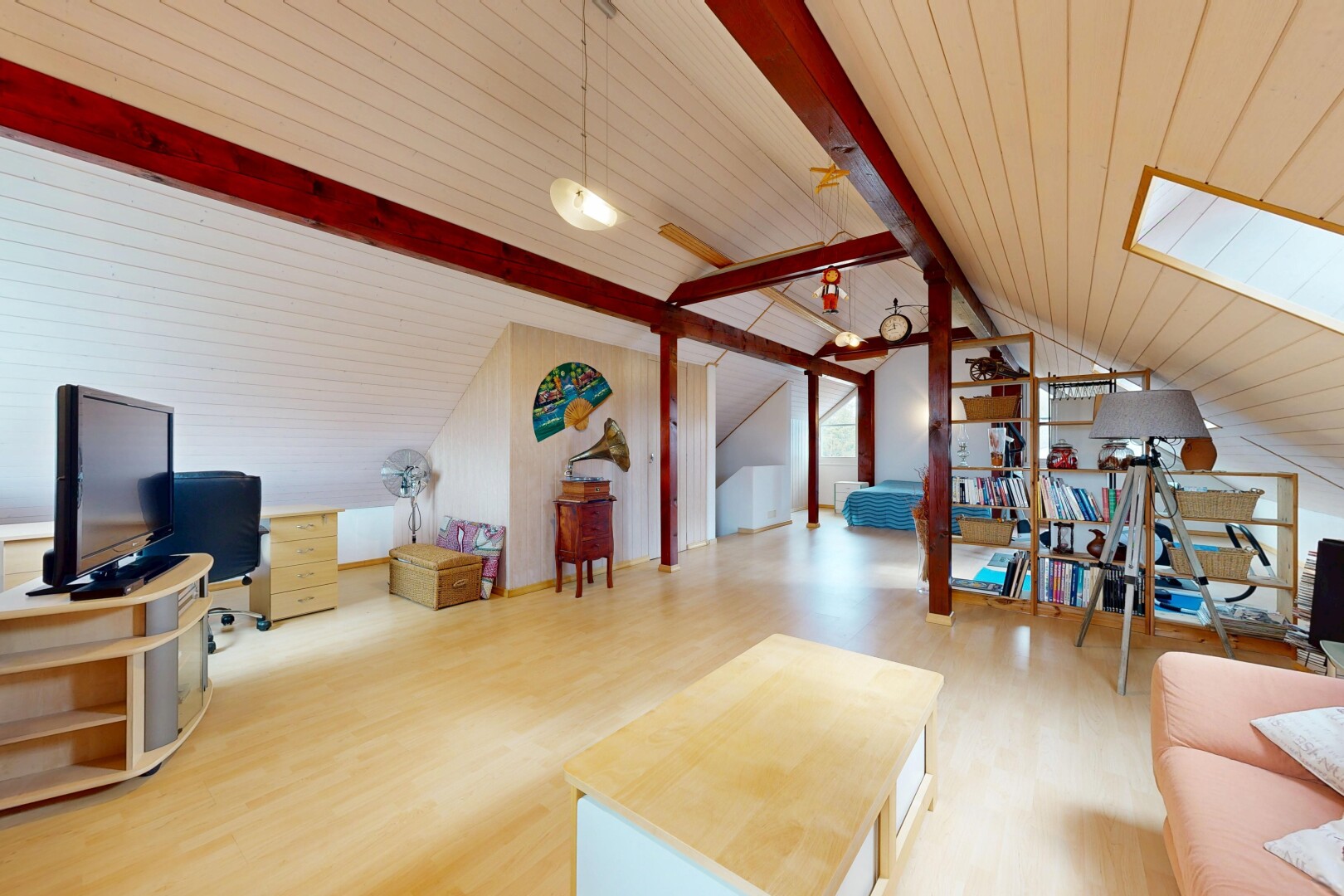 salon avec sol en finition bois, wood finish floor, pièce supplémentaire, télévision, et inside property