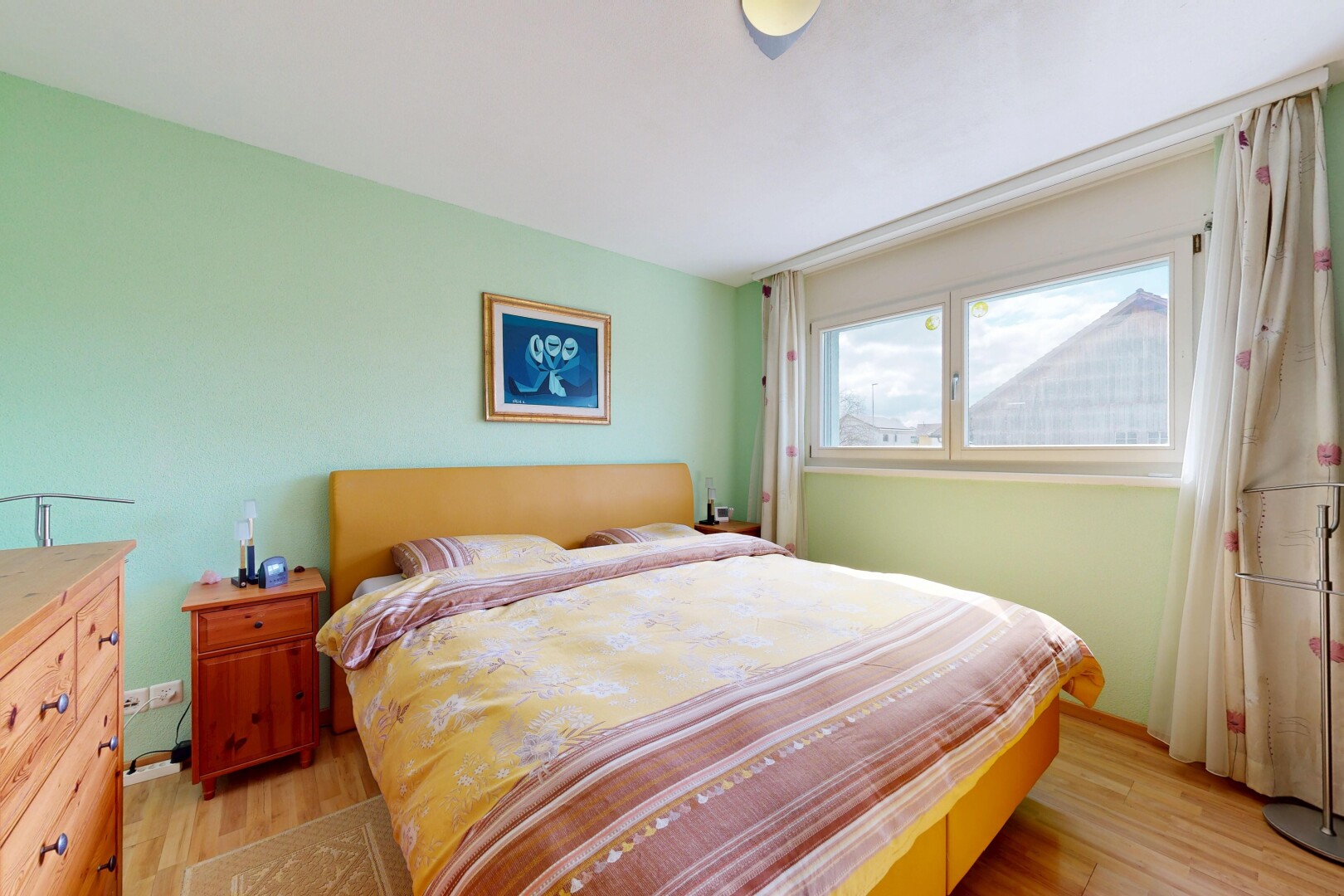 chambre avec sol en finition bois, wood finish floor, lumière naturelle, natural light, et light floor