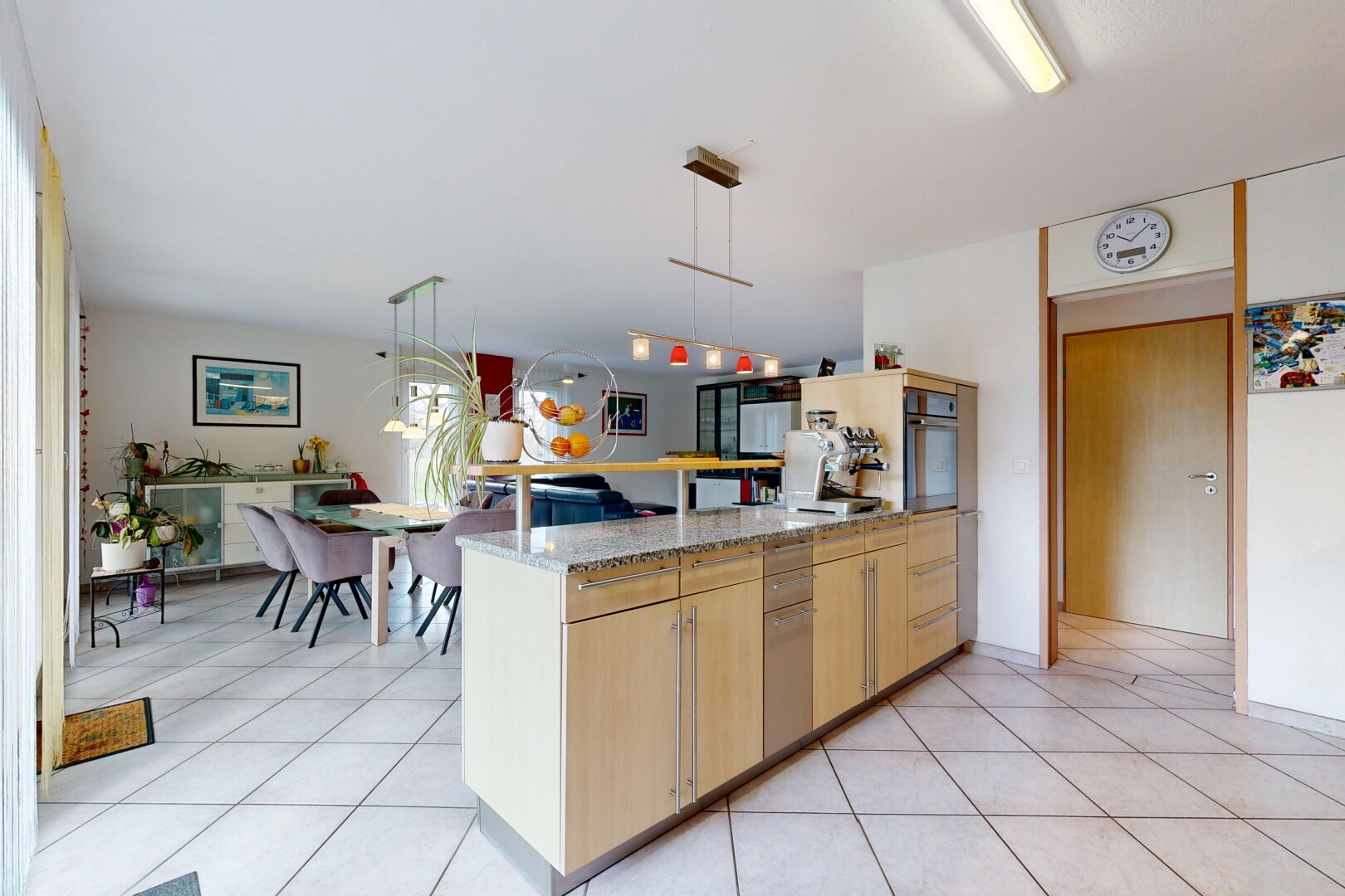 cuisine avec armoires marron clair, light brown cabinets, péninsule de cuisine, kitchen peninsula, et light countertops