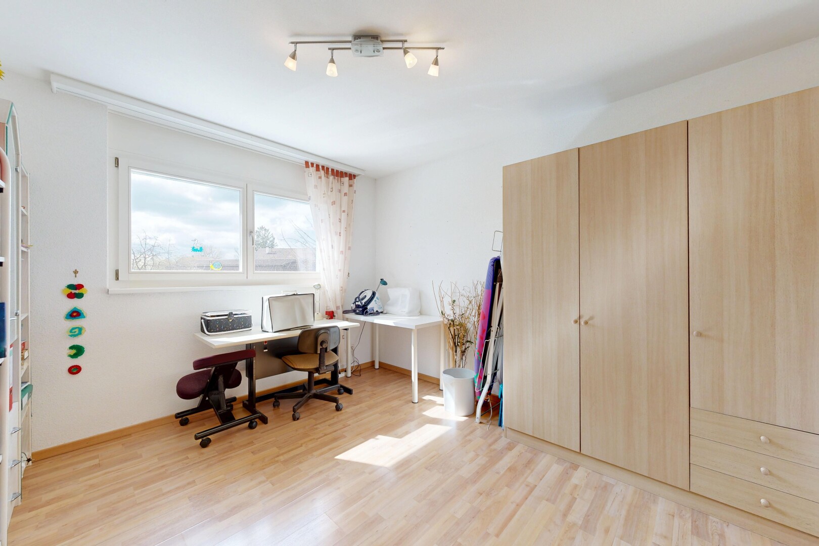 bureau avec sol en finition bois, wood finish floor, light floor, lumière naturelle, et natural light