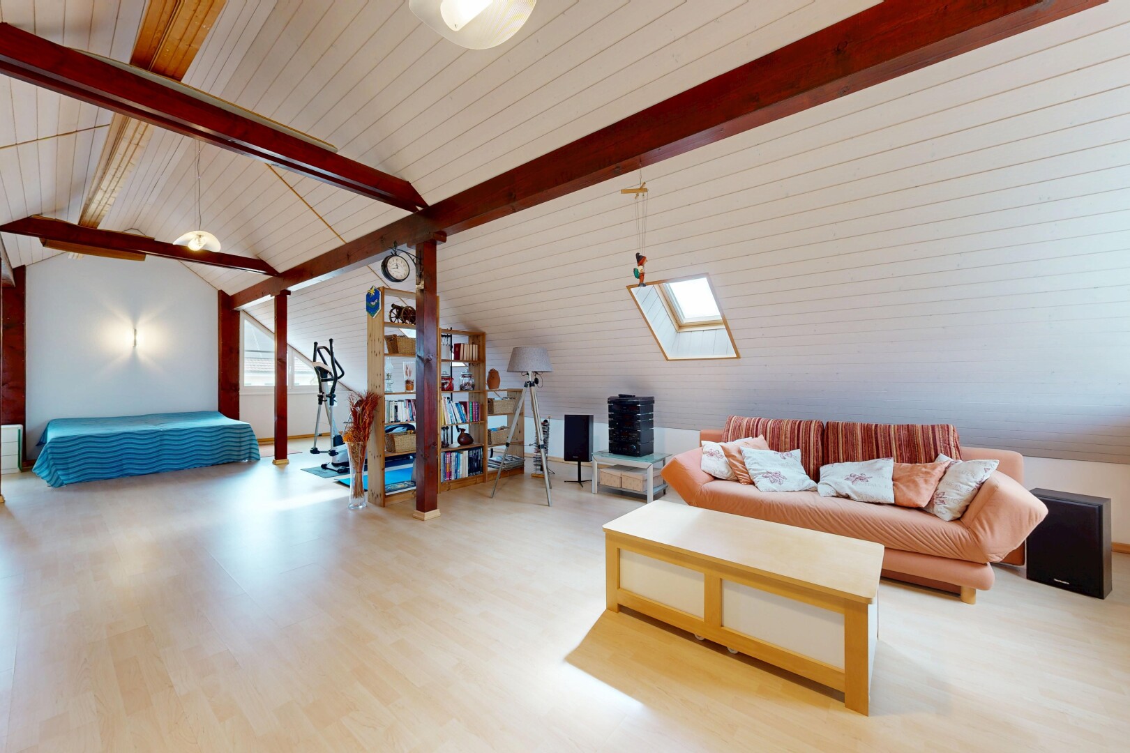 salon avec beamed ceiling, plafond à poutres, inside property, wood finish floor, et sol en finition bois