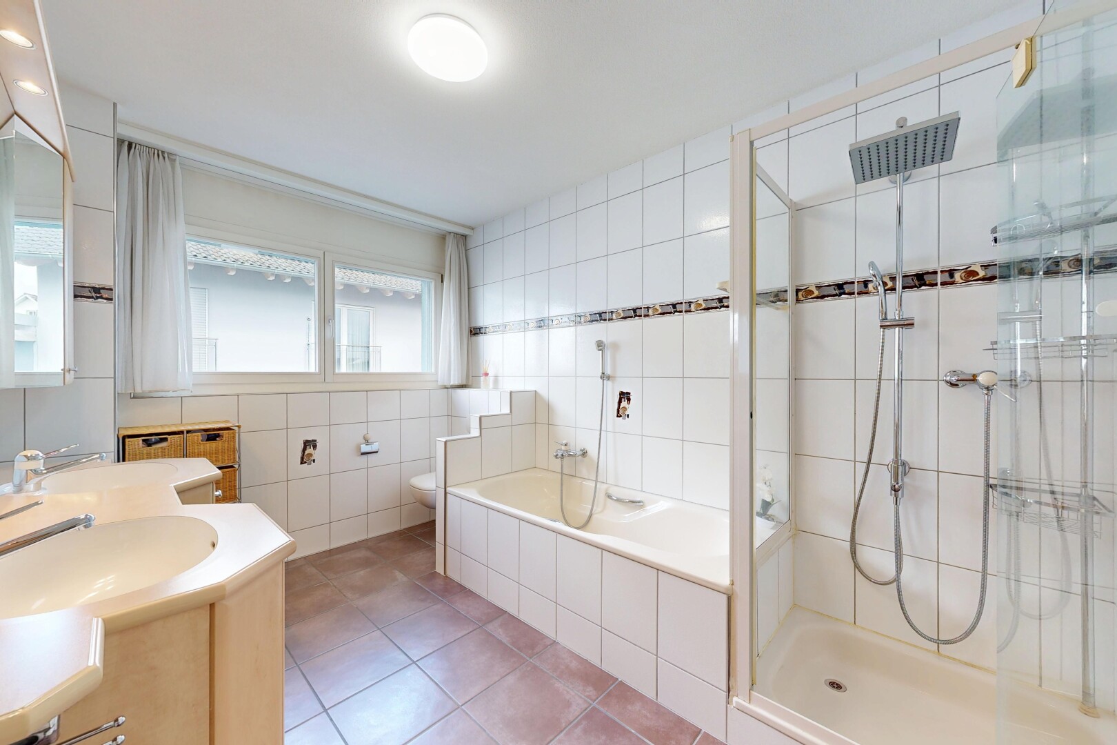salle de bains avec double vasque, tile wall, mur en carrelage, douche, et salle de bain complète