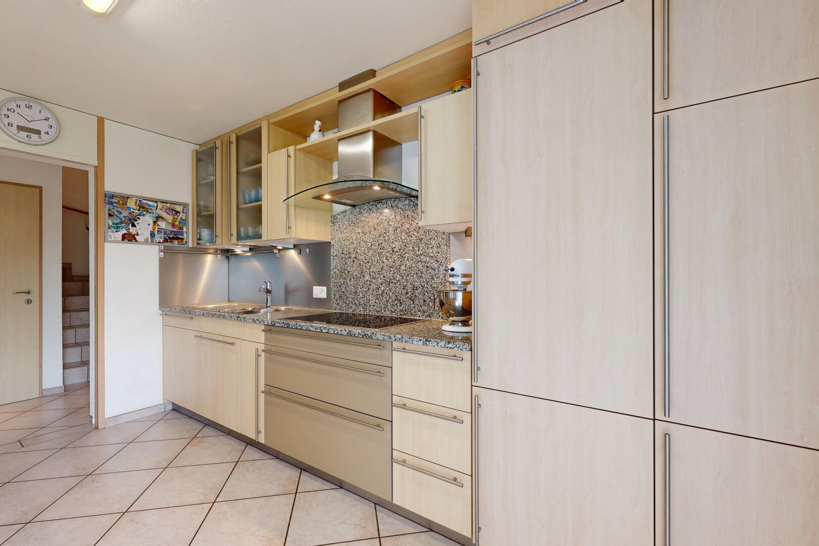 cuisine avec cream cabinets, armoires crème, backsplash, dosseret, et hotte
