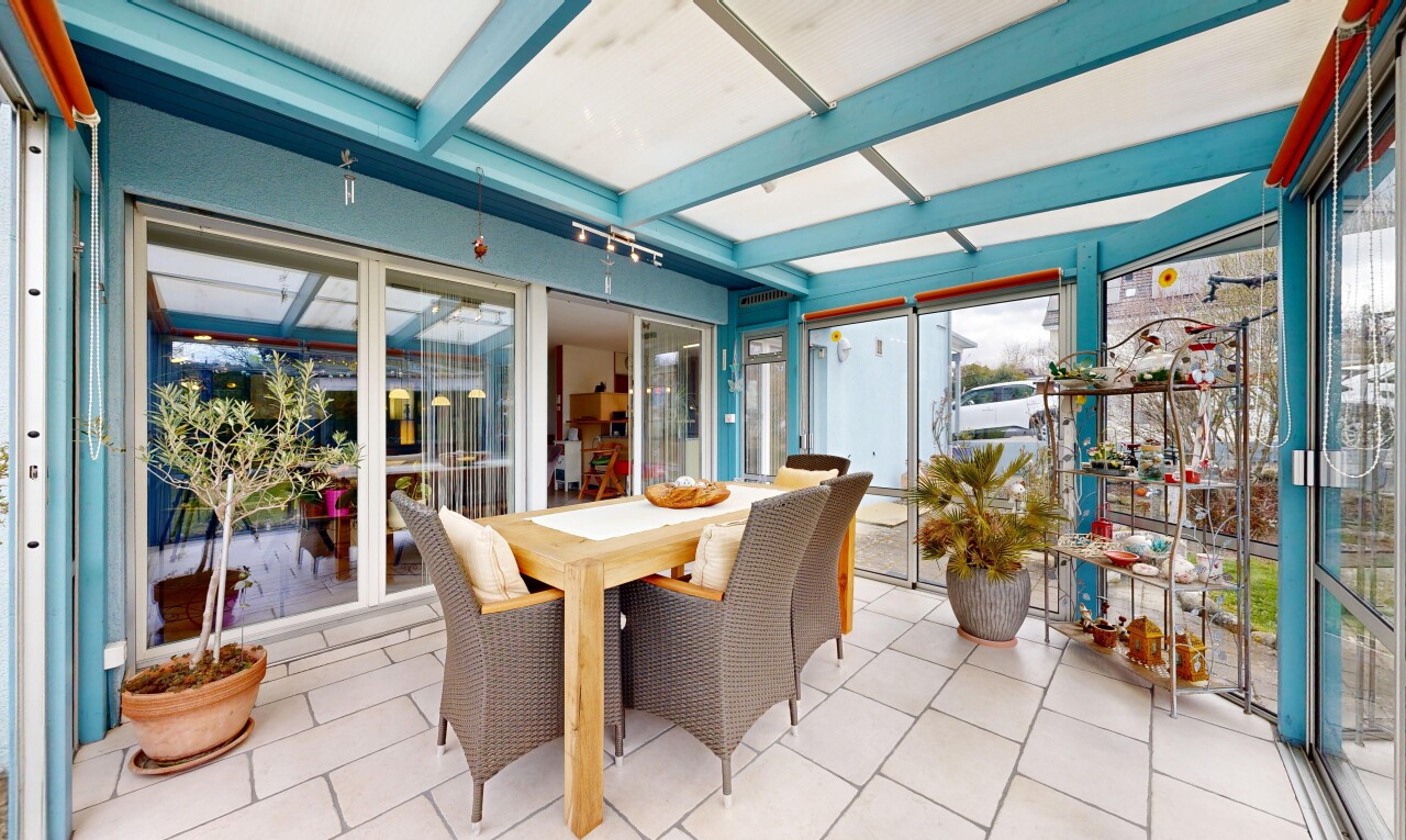 salle à manger avec véranda, lumière naturelle, natural light, sol en carrelage, et tile floor