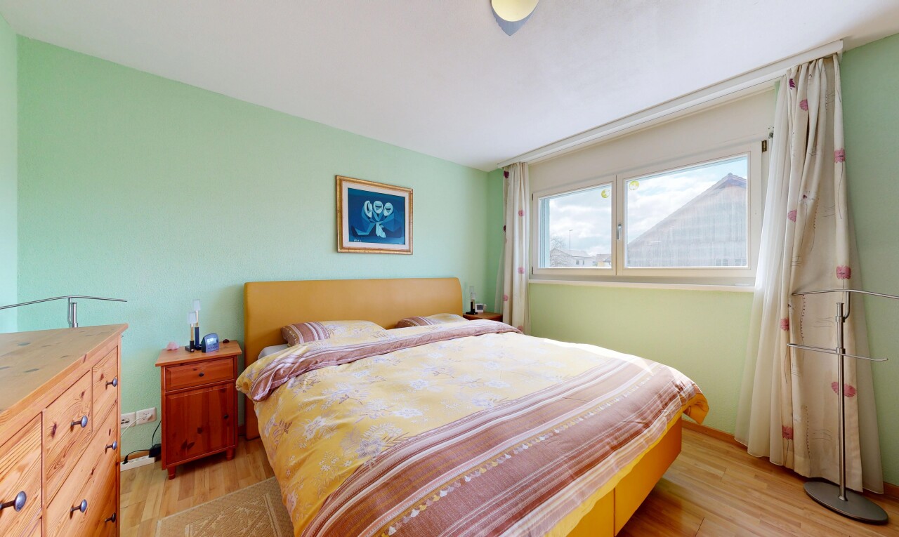 chambre avec sol en finition bois, wood finish floor, lumière naturelle, natural light, et light floor