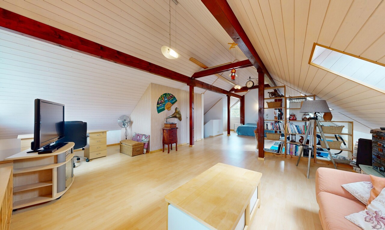 salon avec sol en finition bois, wood finish floor, pièce supplémentaire, télévision, et inside property