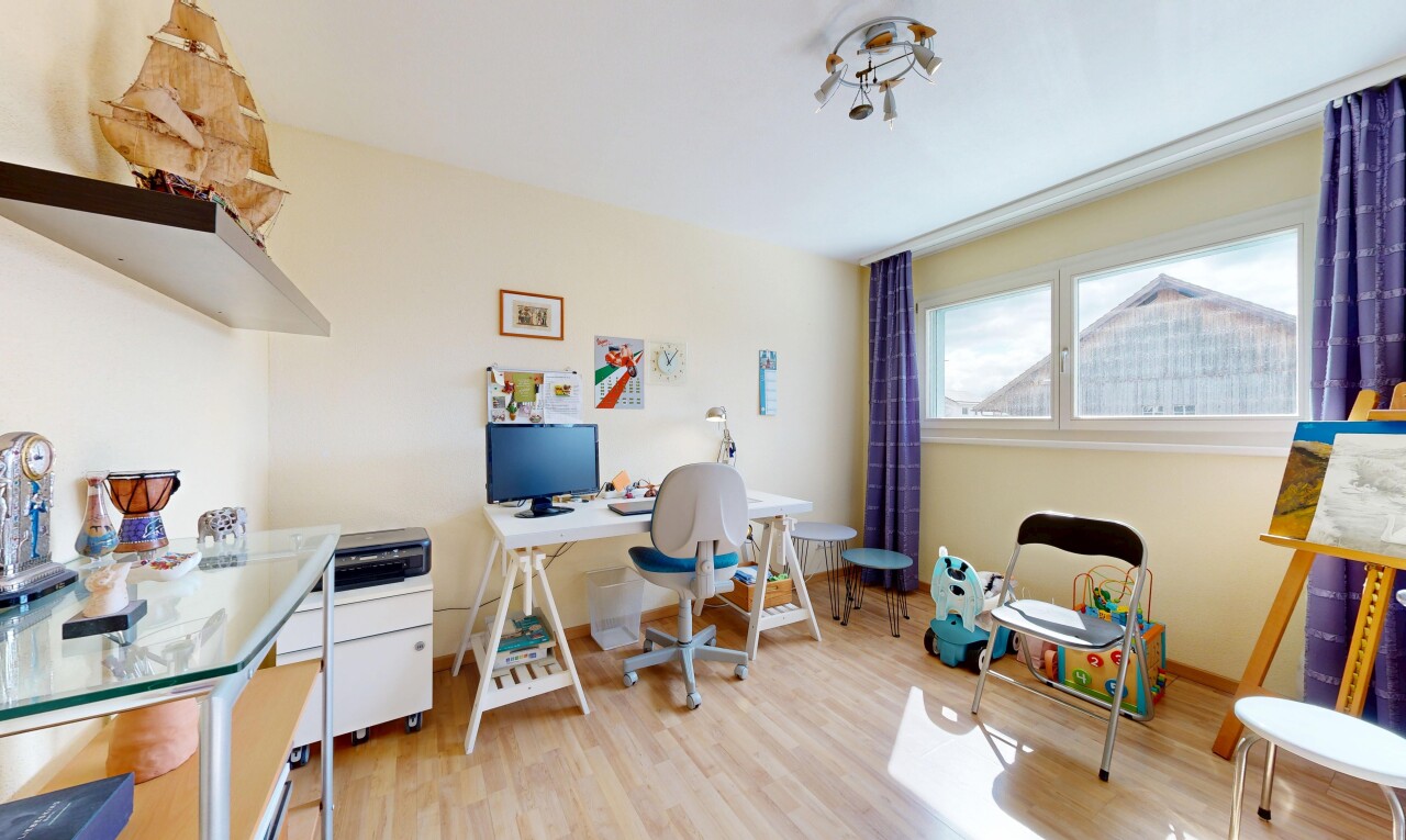 bureau avec espace bureau, sol en finition bois, wood finish floor, inside property, et cloison sèche