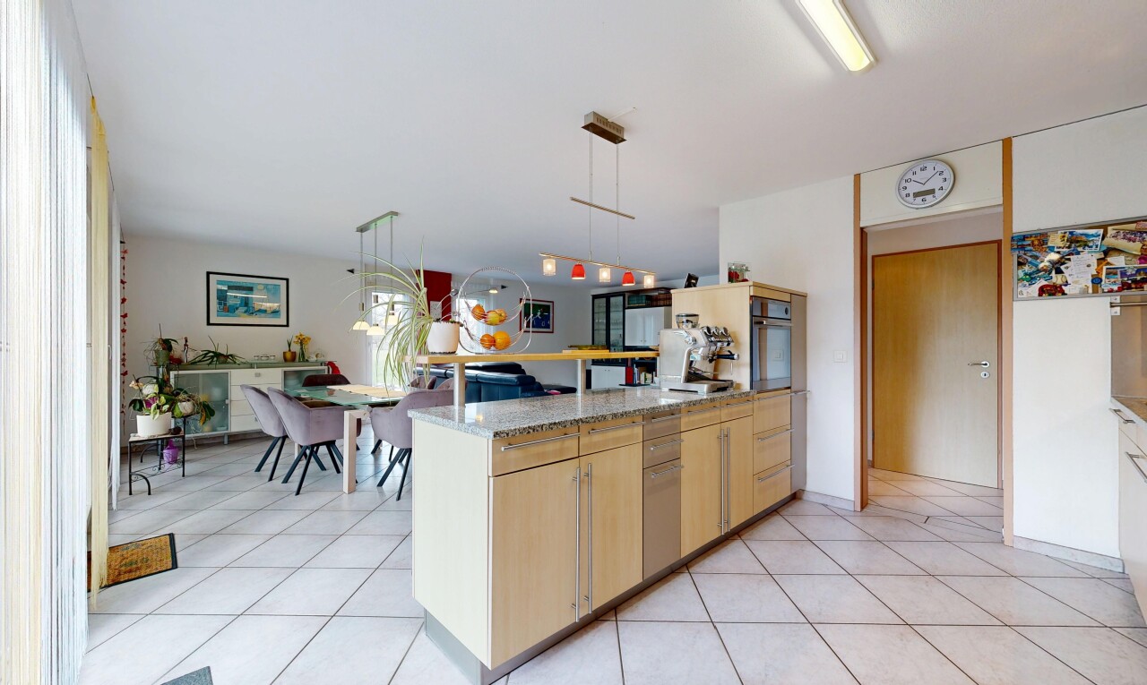 cuisine avec armoires marron clair, light brown cabinets, péninsule de cuisine, kitchen peninsula, et light countertops