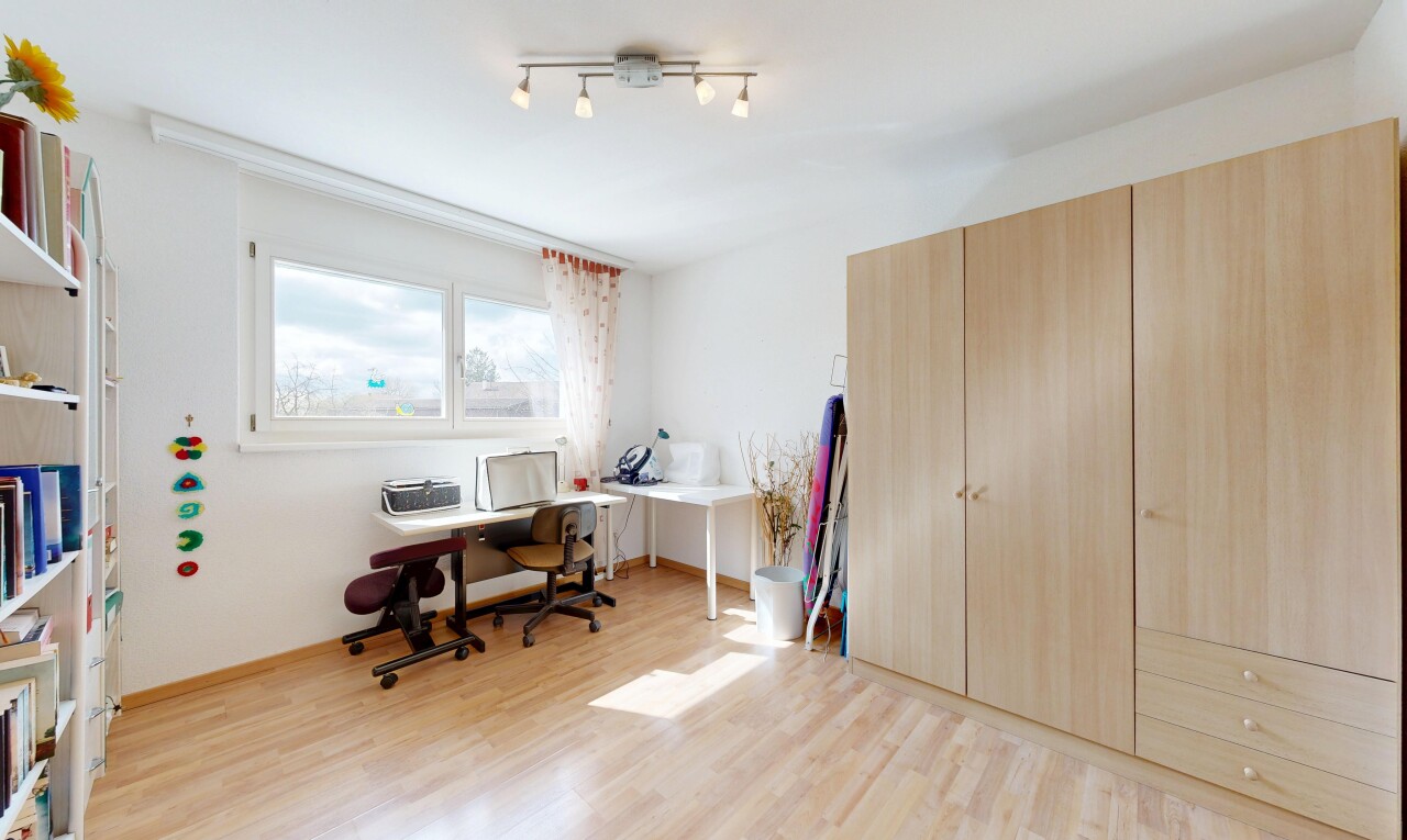 bureau avec sol en finition bois, wood finish floor, light floor, lumière naturelle, et natural light