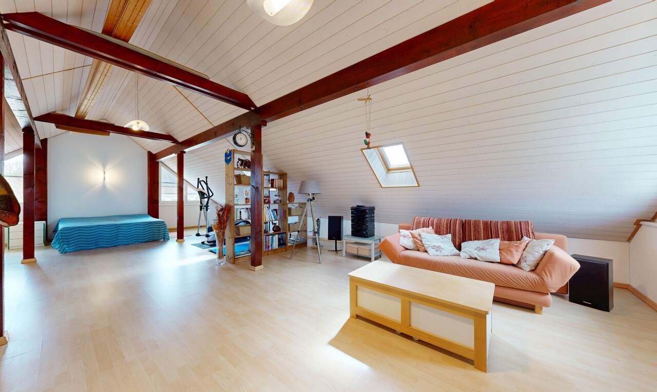 salon avec beamed ceiling, plafond à poutres, inside property, wood finish floor, et sol en finition bois