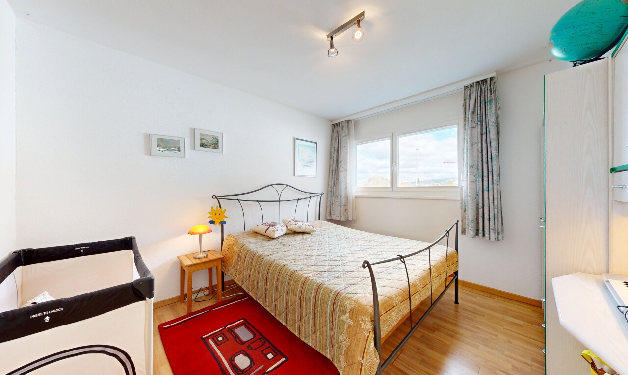 chambre avec sol en finition bois, wood finish floor, cloison sèche, drywall, et inside property