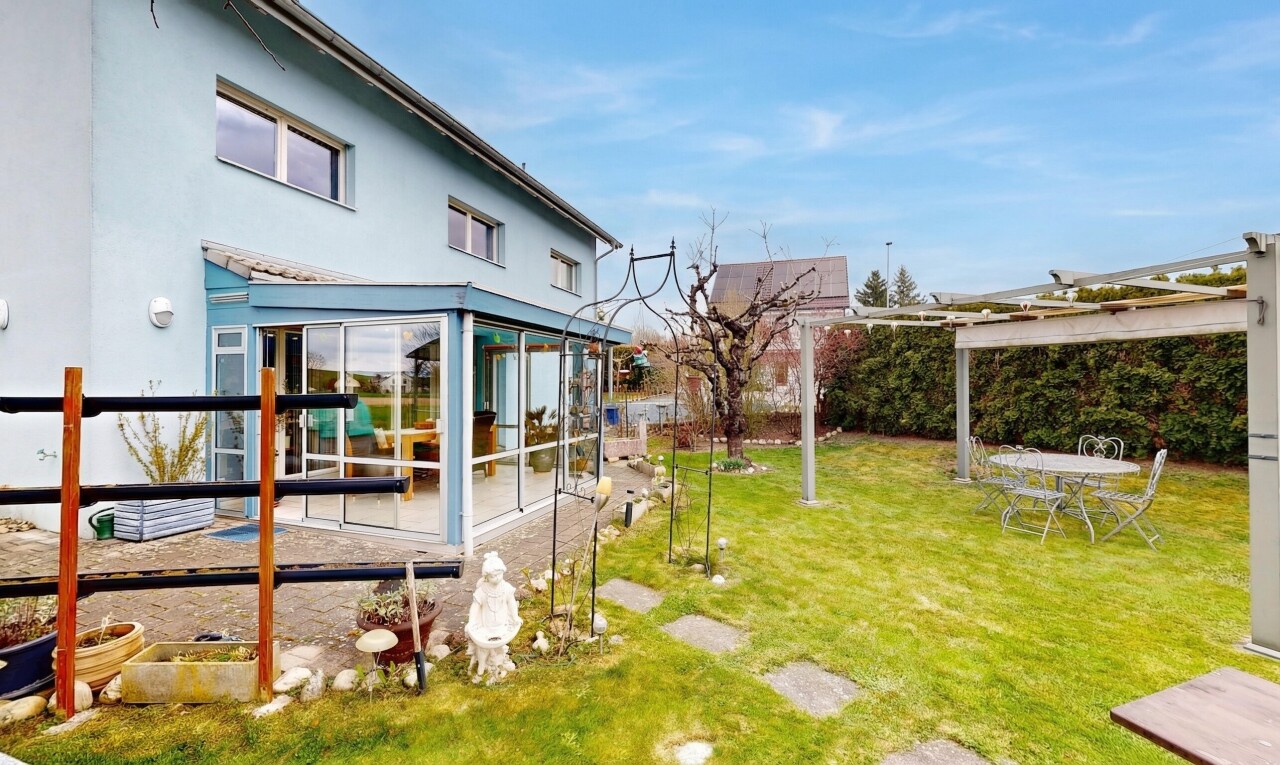 jardin avec from property, véranda, et pelouse