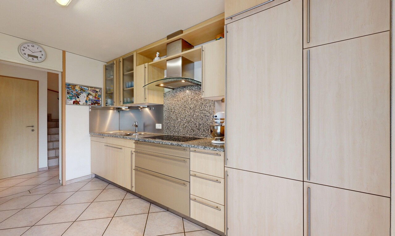 cuisine avec cream cabinets, armoires crème, backsplash, dosseret, et hotte