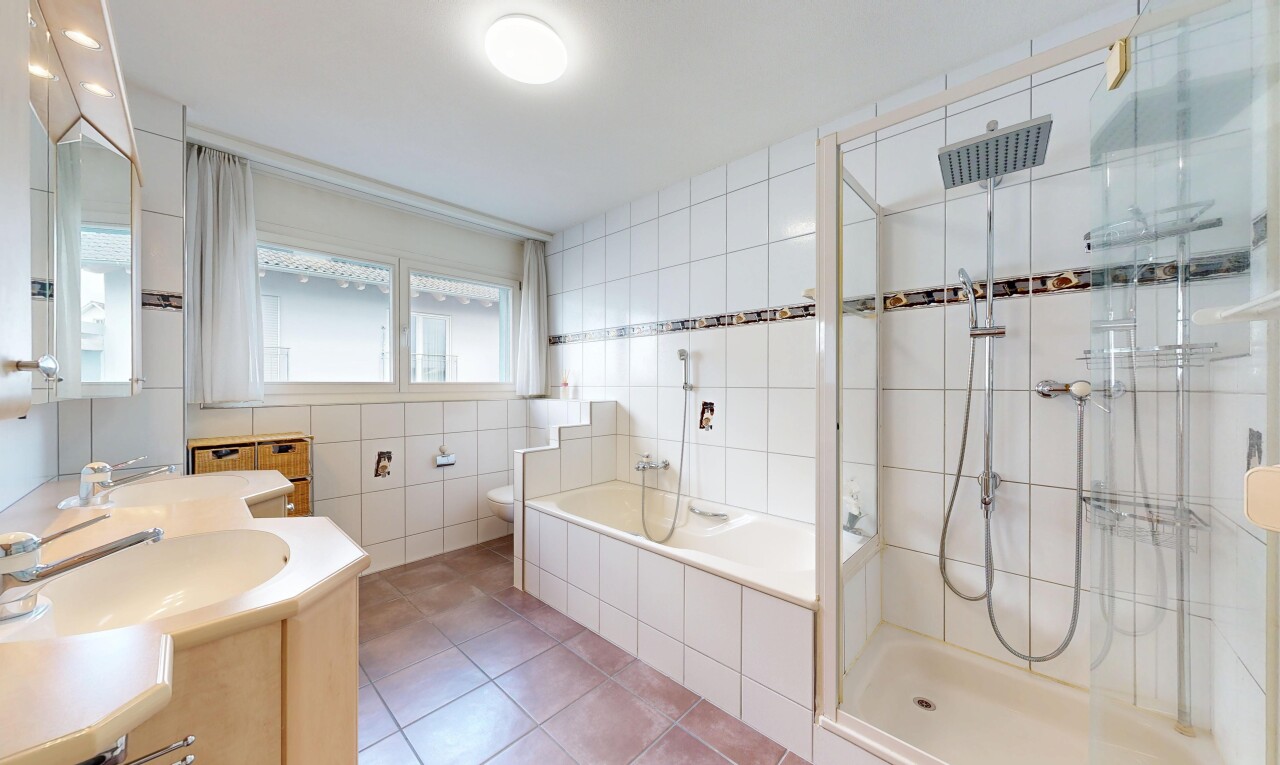 salle de bains avec double vasque, tile wall, mur en carrelage, douche, et salle de bain complète