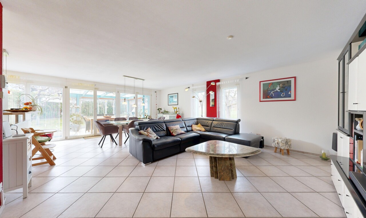 salon / salle à manger avec inside property, light floor, natural light, lumière naturelle, et tile floor