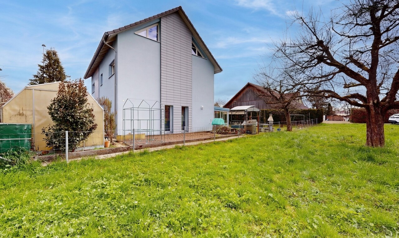 façade avec property visible, pelouse, day time, bardage en stuc, et structure extérieure