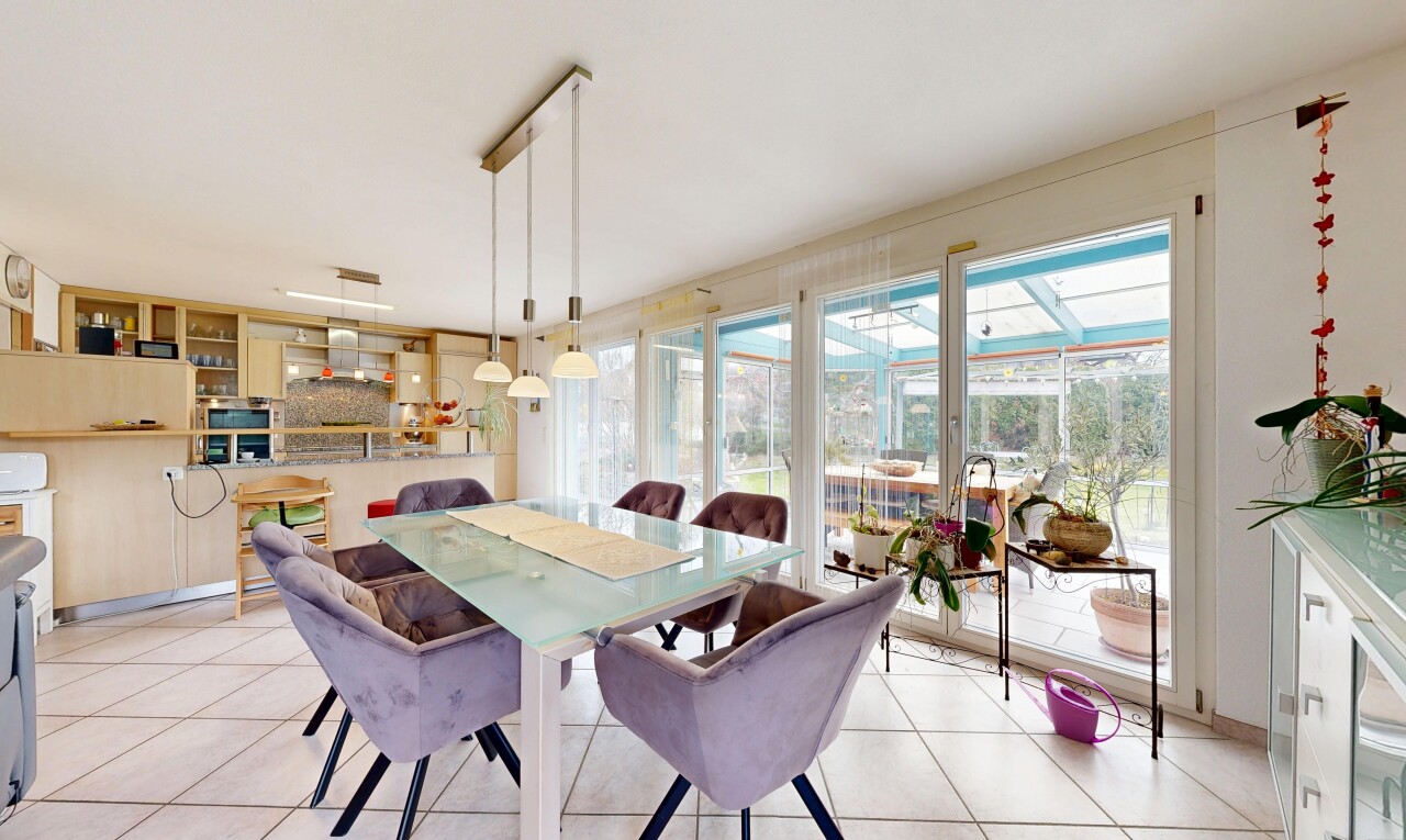 salle à manger avec inside property, lumière naturelle, natural light, sol en carrelage, et tile floor