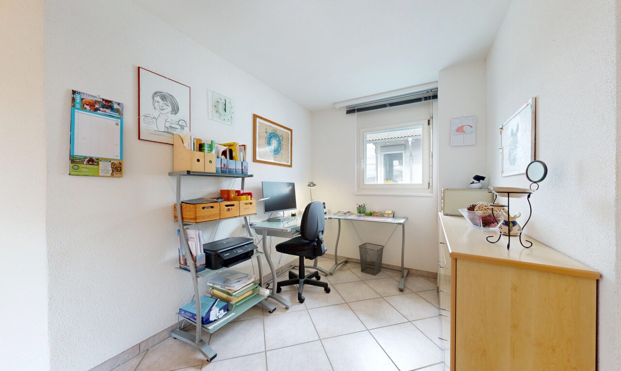bureau avec espace bureau, light floor, natural light, lumière naturelle, et inside property