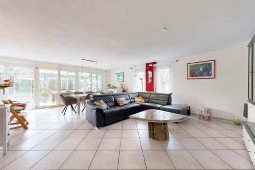 salon / salle à manger avec inside property, light floor, natural light, lumière naturelle, et tile floor