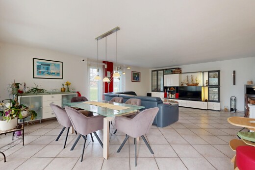 wohn- / esszimmer mit gipskartonwand, drywall, inside property, natürliches licht, und natural light