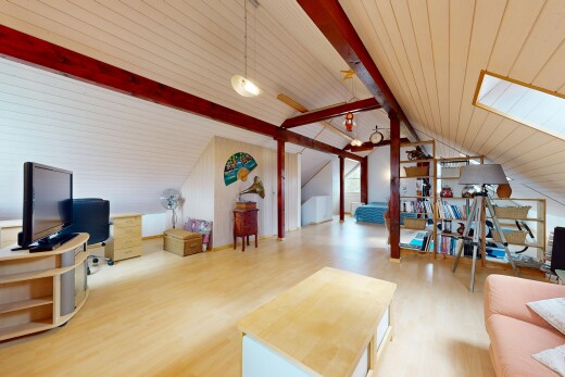 salon avec sol en finition bois, wood finish floor, pièce supplémentaire, télévision, et inside property