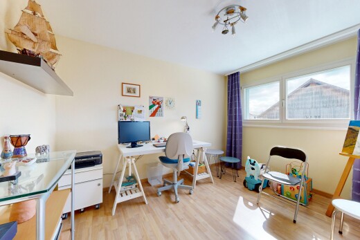 bureau avec espace bureau, sol en finition bois, wood finish floor, inside property, et cloison sèche