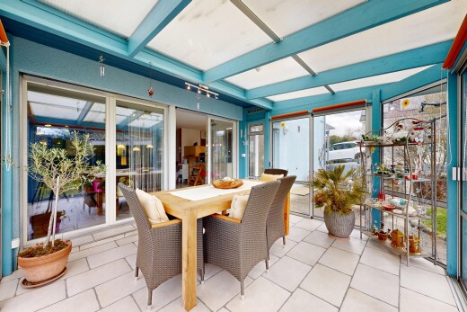 salle à manger avec véranda, lumière naturelle, natural light, sol en carrelage, et tile floor
