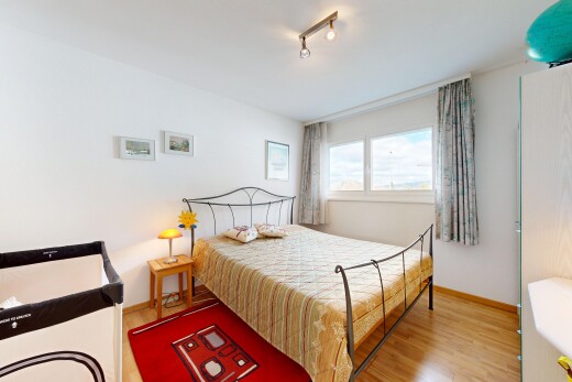 zimmer / schlafzimmer mit holzfußboden, wood finish floor, gipskartonwand, drywall, und inside property