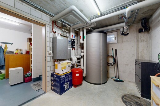 vorratskammer mit wasserkocher und keller