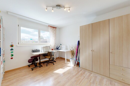 bureau avec sol en finition bois, wood finish floor, light floor, lumière naturelle, et natural light