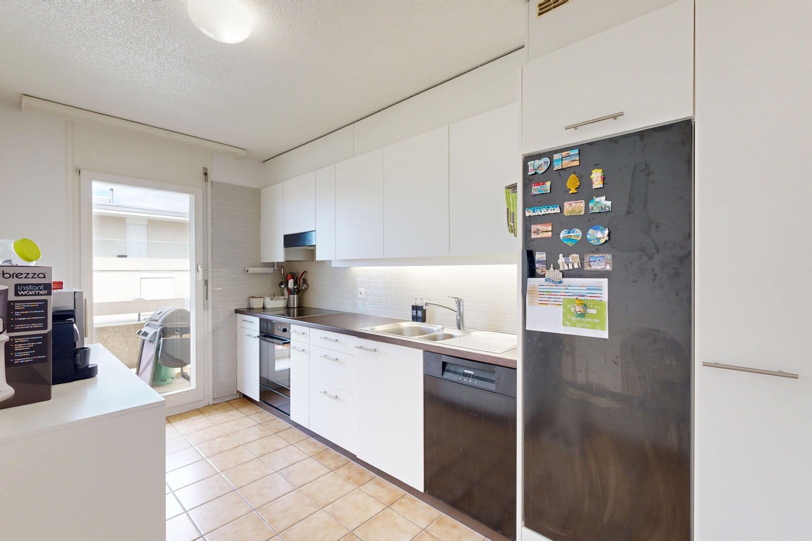 cuisine avec réfrigérateur, armoires blanches, white cabinets, light floor, et four