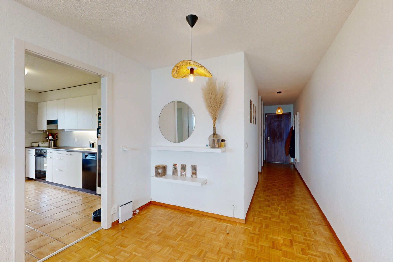 couloir avec parquet floor, sol en finition bois, wood finish floor, inside property, et cloison sèche