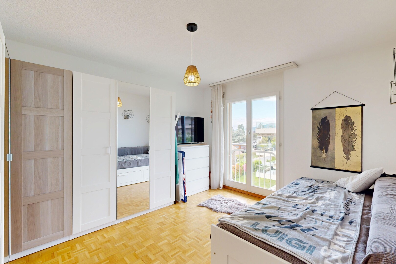 chambre avec parquet floor, sol en finition bois, wood finish floor, cloison sèche, et drywall