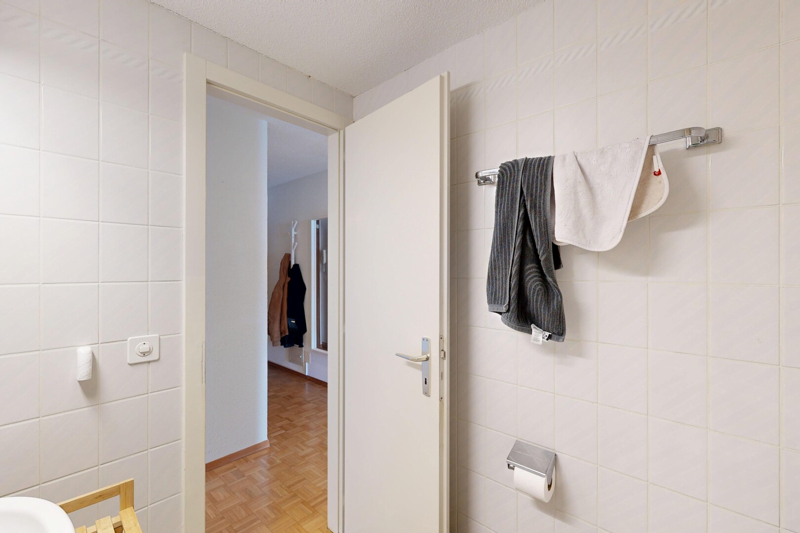 salle de bains avec mur en carrelage, tile wall, parquet floor, sol en finition bois, et wood finish floor