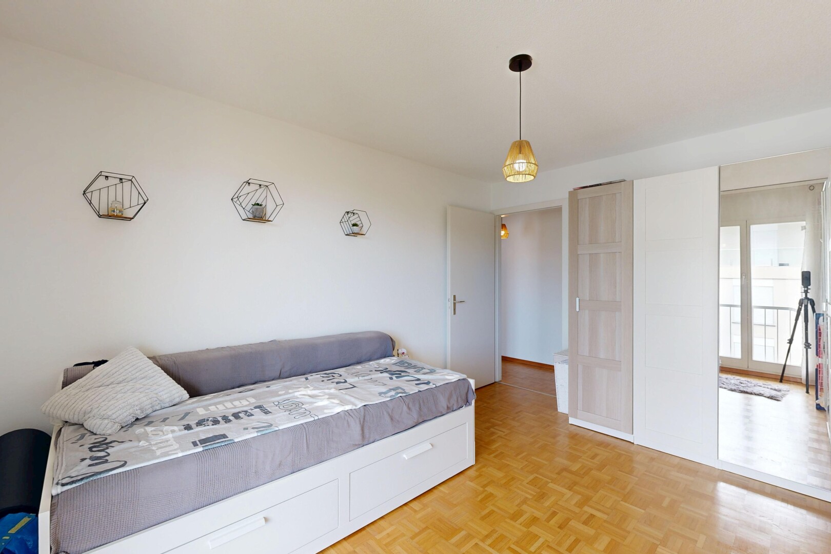 salon avec sol en finition bois, wood finish floor, parquet floor, cloison sèche, et drywall