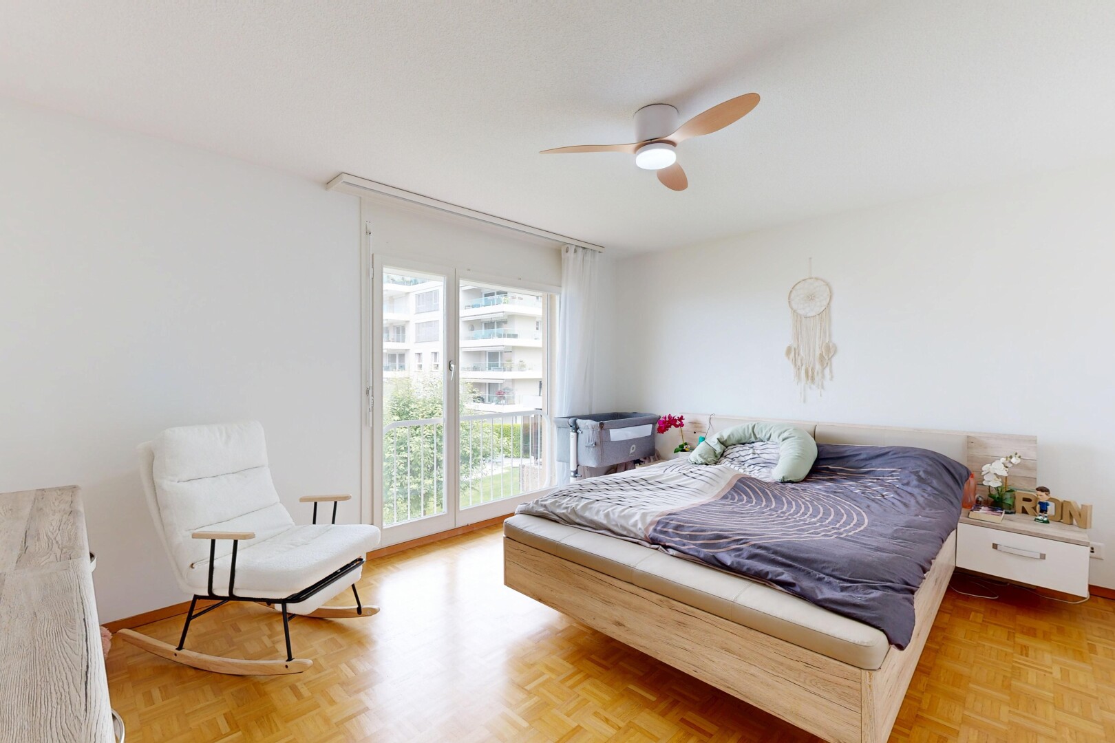 chambre avec drywall, cloison sèche, accès à l'extérieur, inside property, et natural light