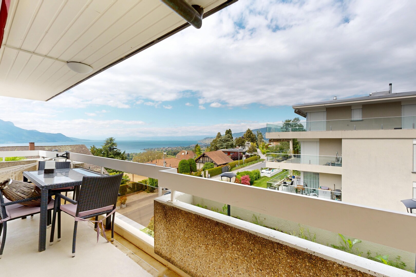 balcon avec from property et day time