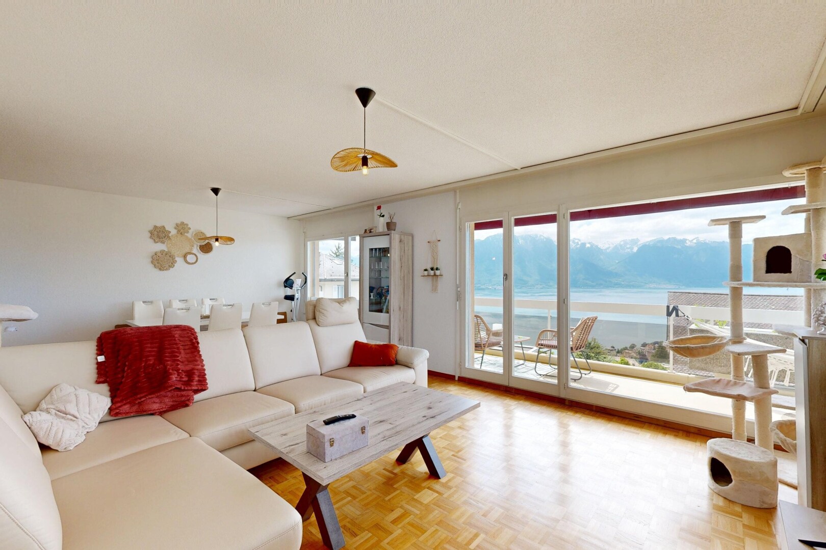 salon avec wood finish floor, sol en finition bois, parquet floor, drywall, et cloison sèche