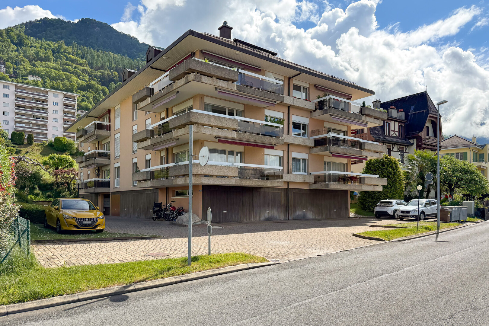 extérieur du bâtiment avec apartment complex view, vue sur le complexe d'appartements, day time, et from community