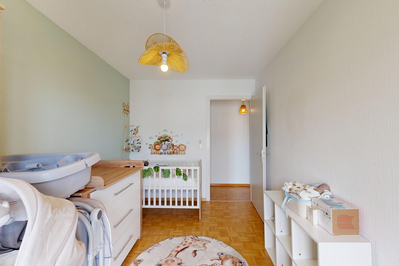 chambre avec parquet floor, sol en finition bois, wood finish floor, inside property, et cloison sèche
