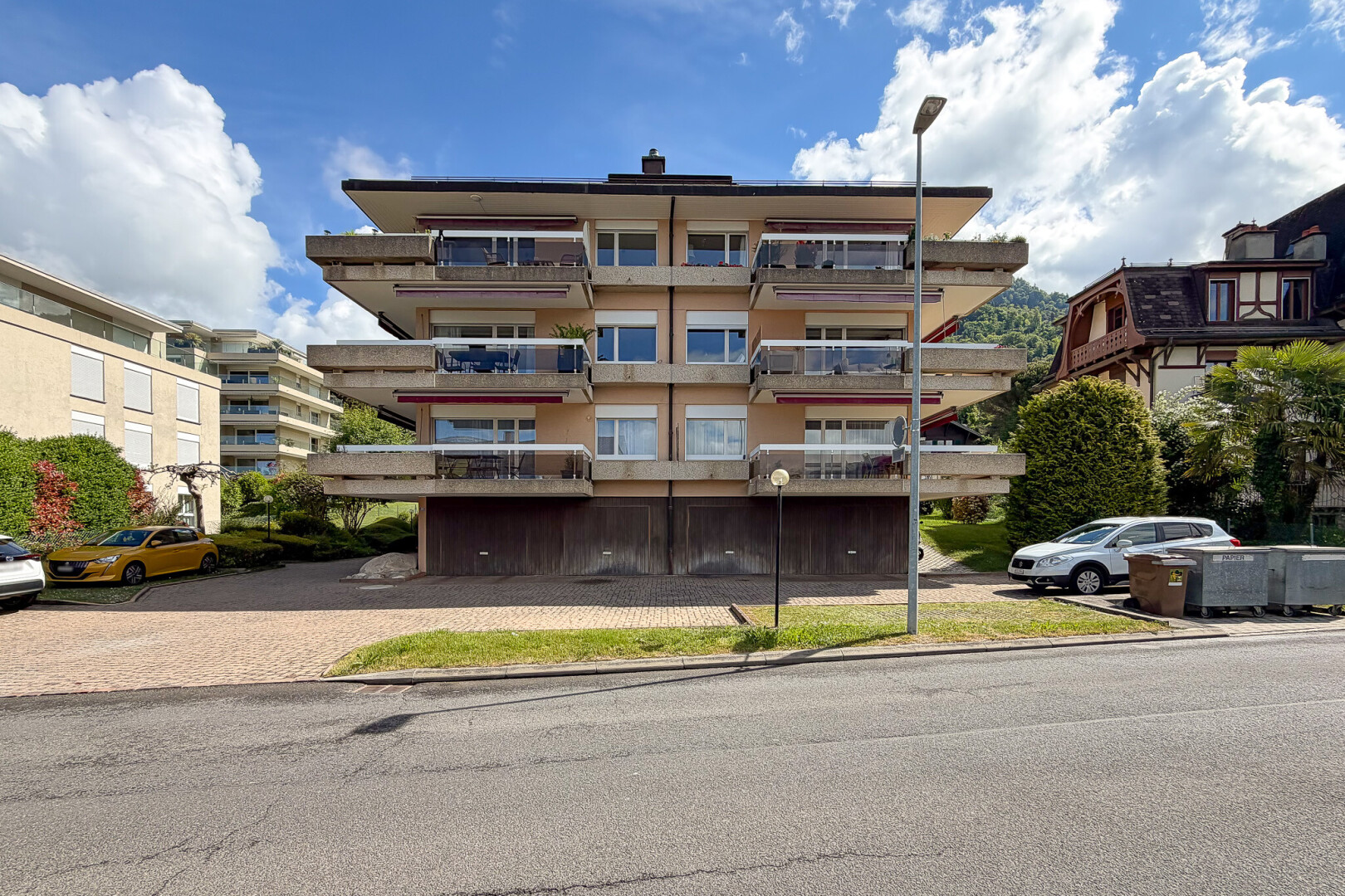 extérieur du bâtiment avec day time, apartment complex view, et vue sur le complexe d'appartements