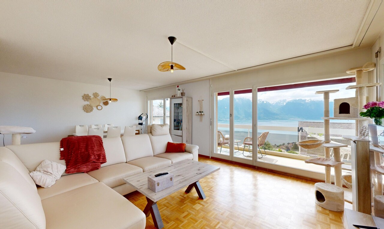 salon avec wood finish floor, sol en finition bois, parquet floor, drywall, et cloison sèche