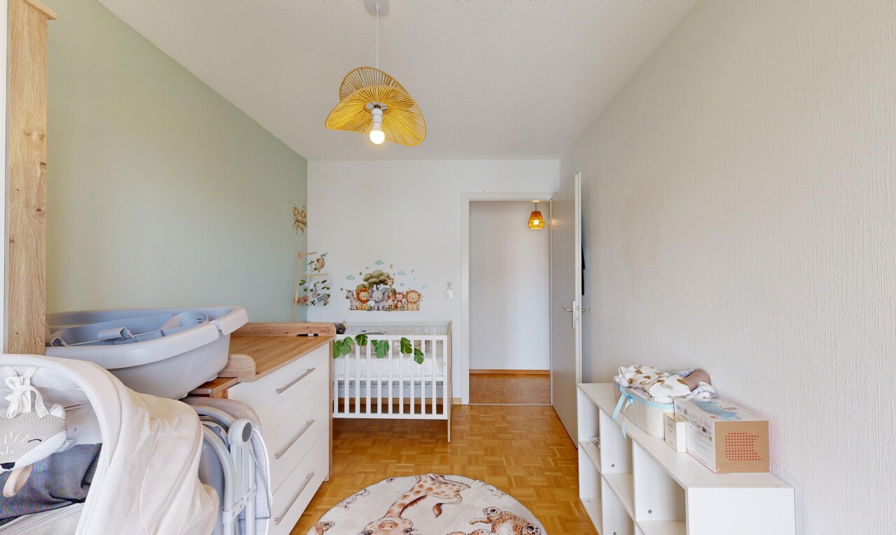 chambre avec parquet floor, sol en finition bois, wood finish floor, inside property, et cloison sèche