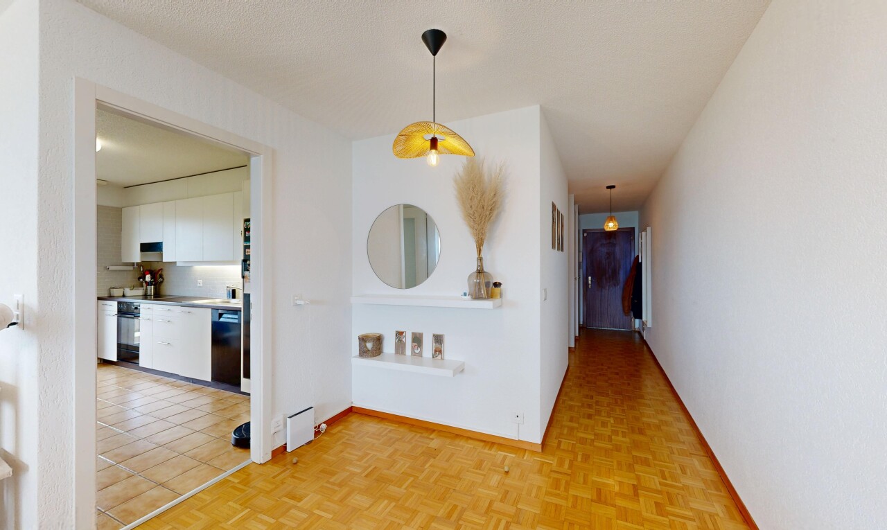 couloir avec parquet floor, sol en finition bois, wood finish floor, inside property, et cloison sèche