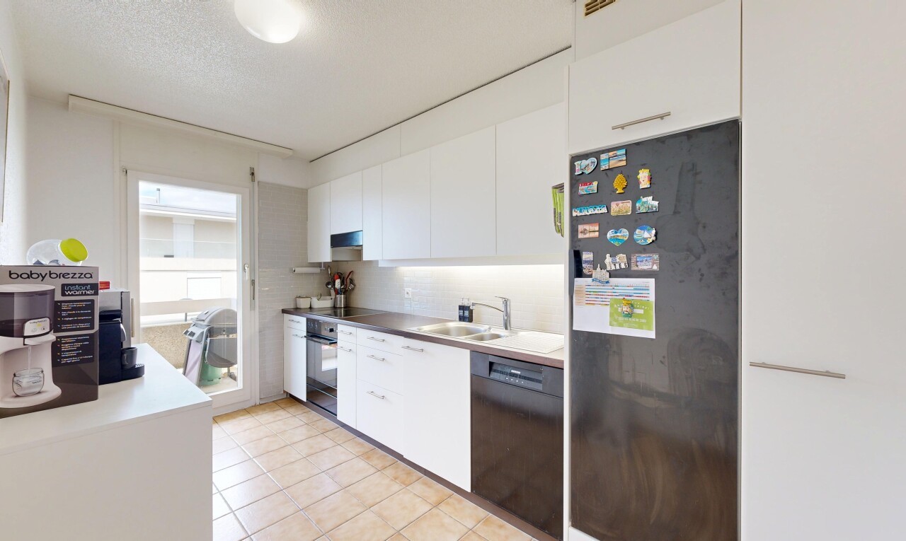 cuisine avec réfrigérateur, armoires blanches, white cabinets, light floor, et four