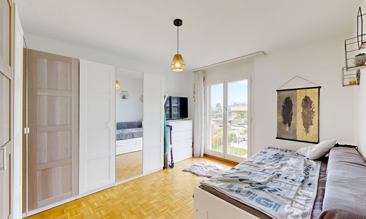 chambre avec parquet floor, sol en finition bois, wood finish floor, cloison sèche, et drywall