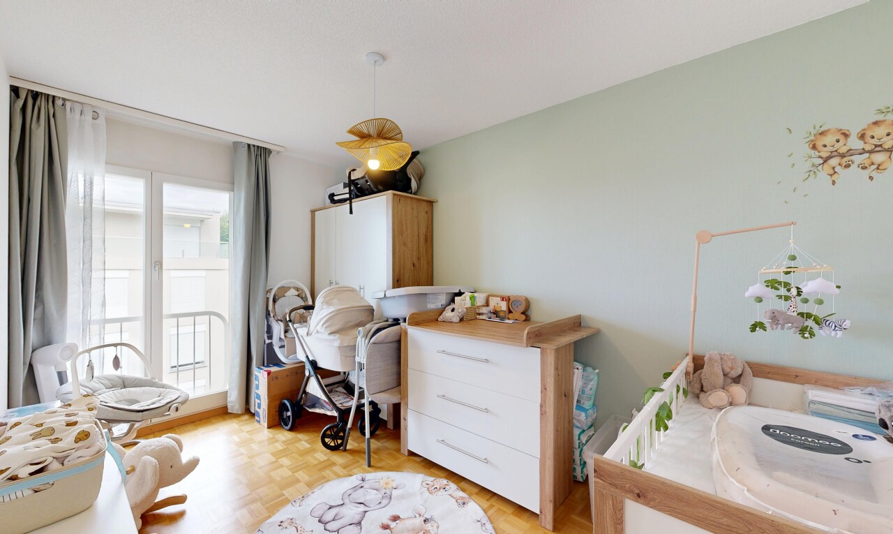 chambre avec parquet floor, sol en finition bois, wood finish floor, light floor, et inside property